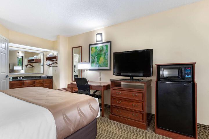 1 King Bed (10 of 11)