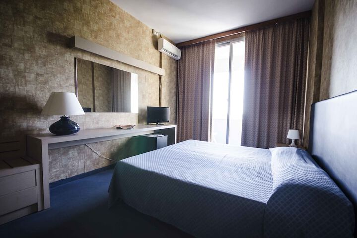 Room 12 of 36