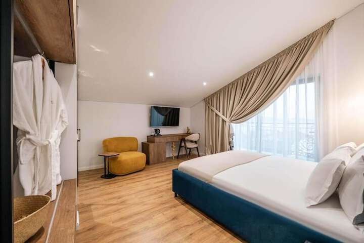 Room 43 of 189