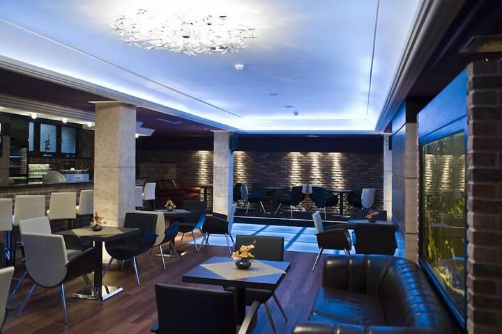 Lounge 44 of 55