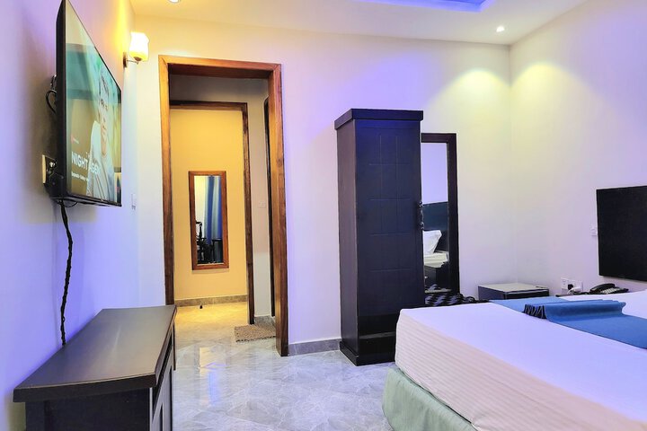 Room 5 of 12