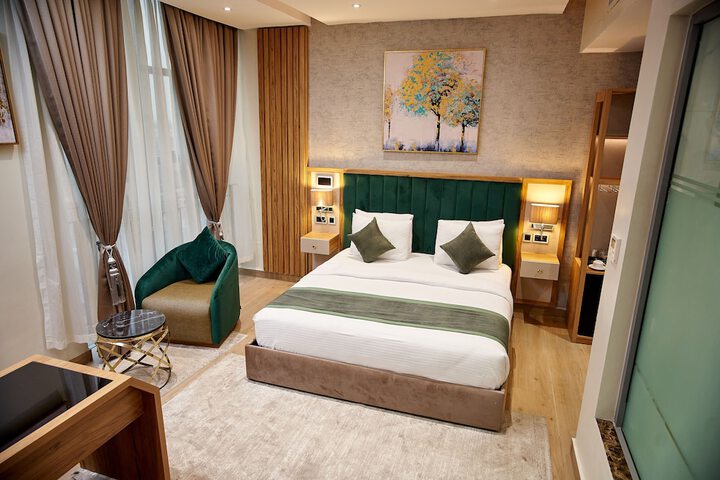 Room 4 of 12