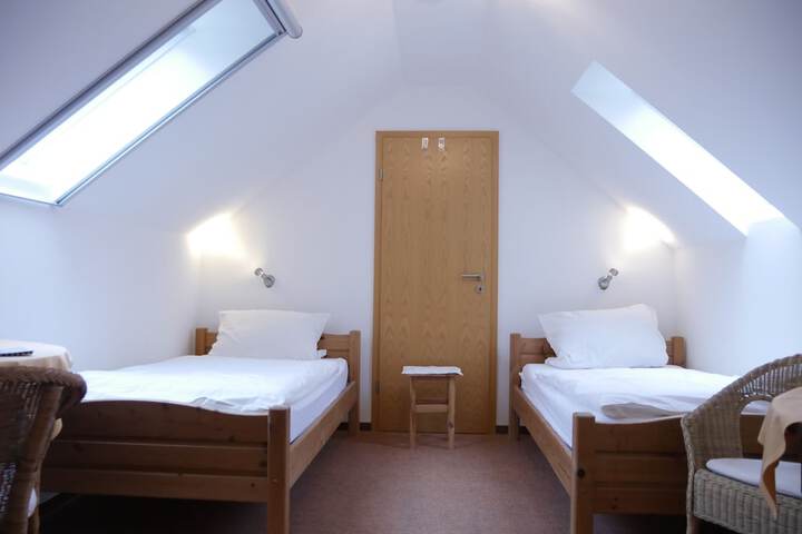 Room 2 of 33