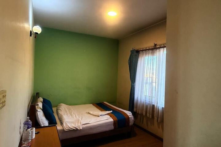 Room 4 of 8