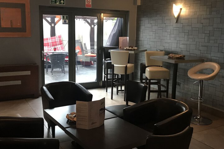Lounge 54 of 73