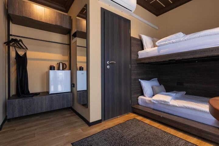 Room 4 of 79