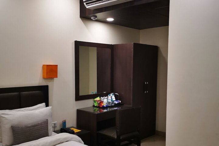 Room 30 of 98