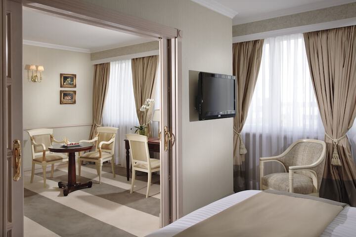 Room 8 of 172