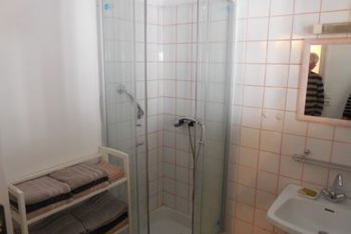 Room 4 of 28