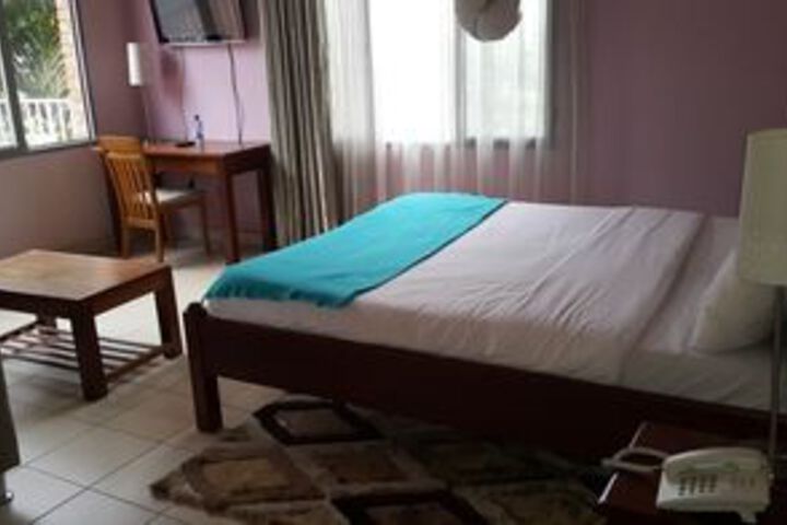 Room 6 of 8