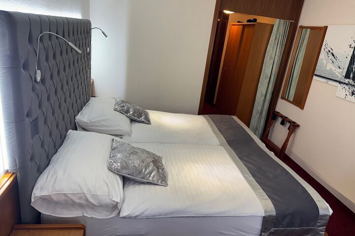 Room 8 of 32
