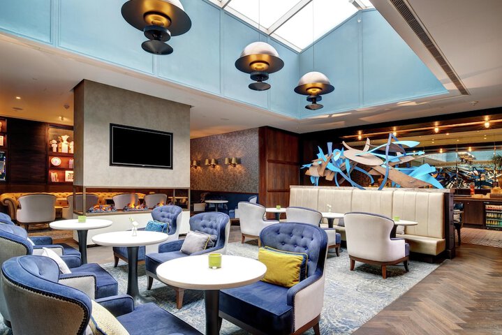 Lounge 124 of 127