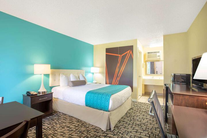 1 Queen Bed (4 of 8)