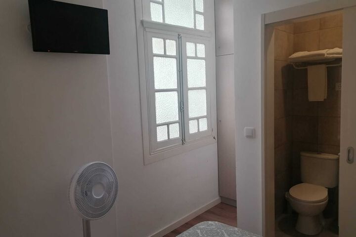 Room 8 of 40