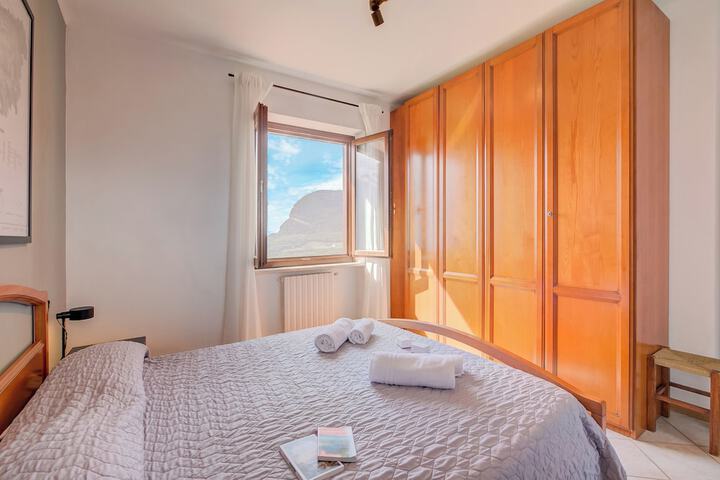 Room 4 of 34