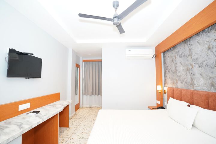 Room 6 of 17
