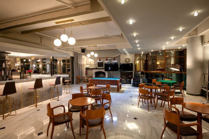 Lounge 144 of 234