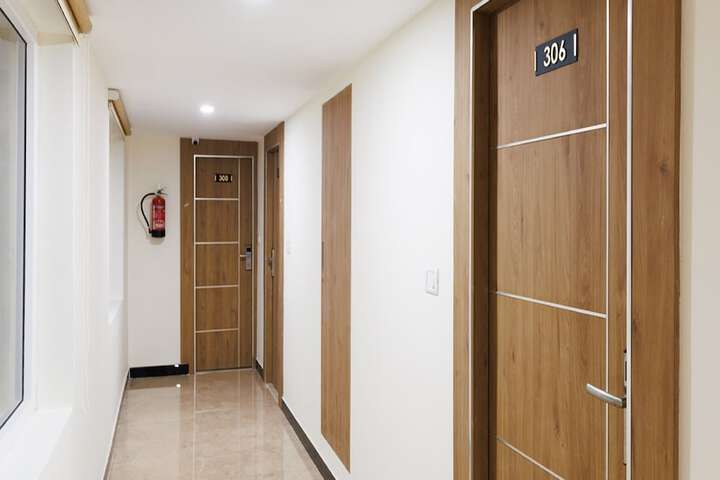 Ballroom/Hall 17 of 20