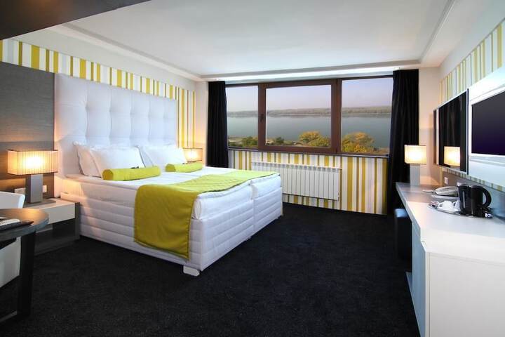 Room 4 of 33