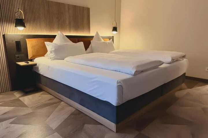 Room 53 of 233