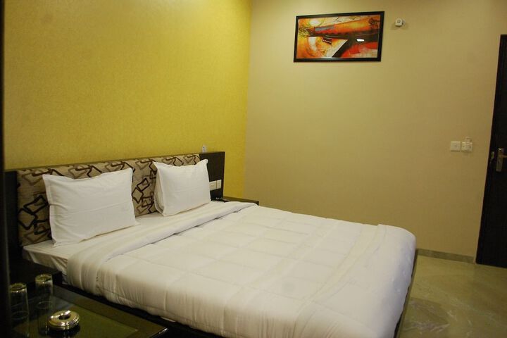 Room 4 of 33