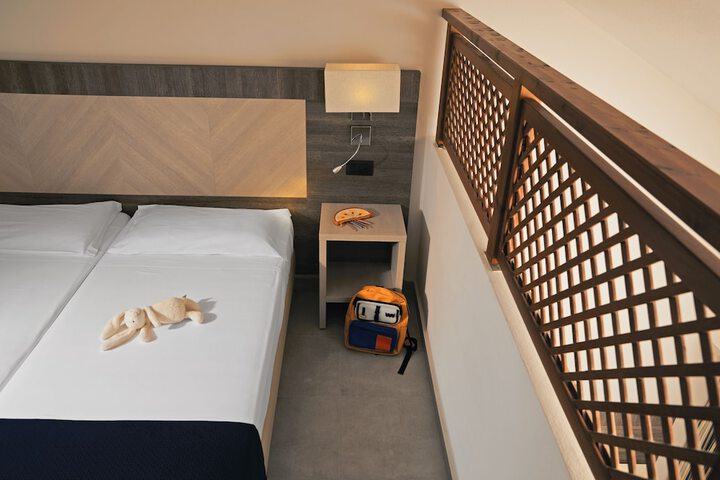 Room 4 of 42