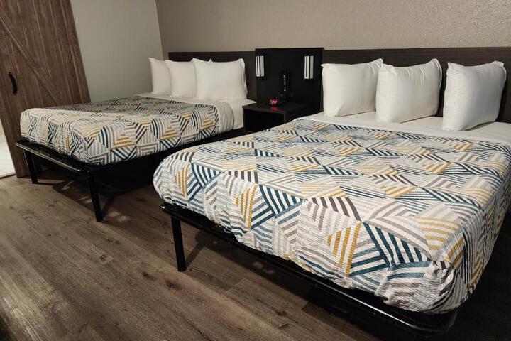 2 Queen Beds (12 of 16)
