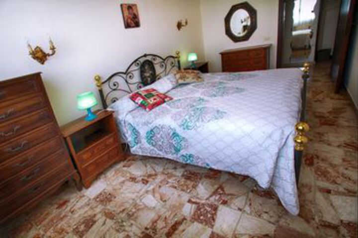 Room 5 of 16