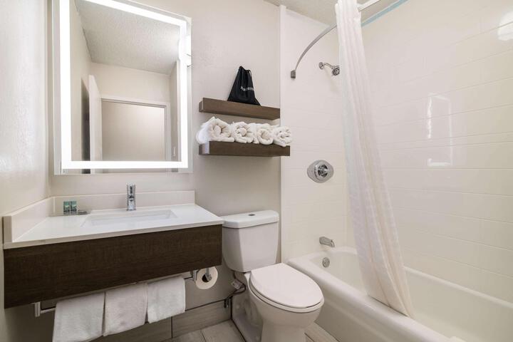 2 Queen Beds Pet Friendly Room Desk Microwave and Refrigerator Full Breakfast (12 of 16)