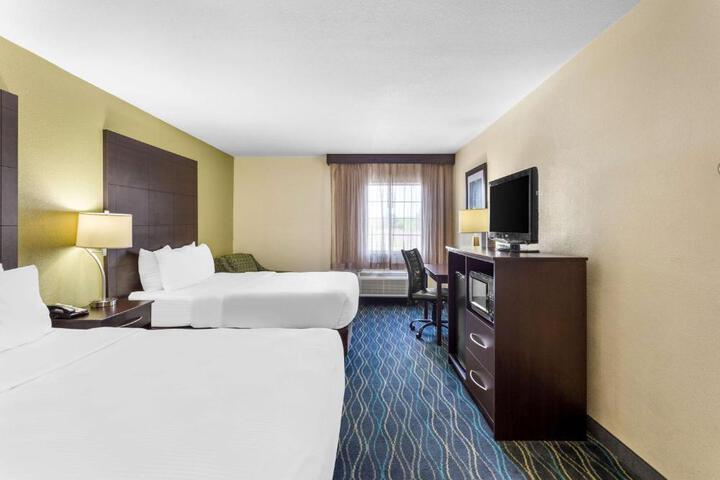 2 Queen Beds Microwave and Refrigerator 32 Inch LCD Television High Speed Internet Full Breakfast (4 of 7)