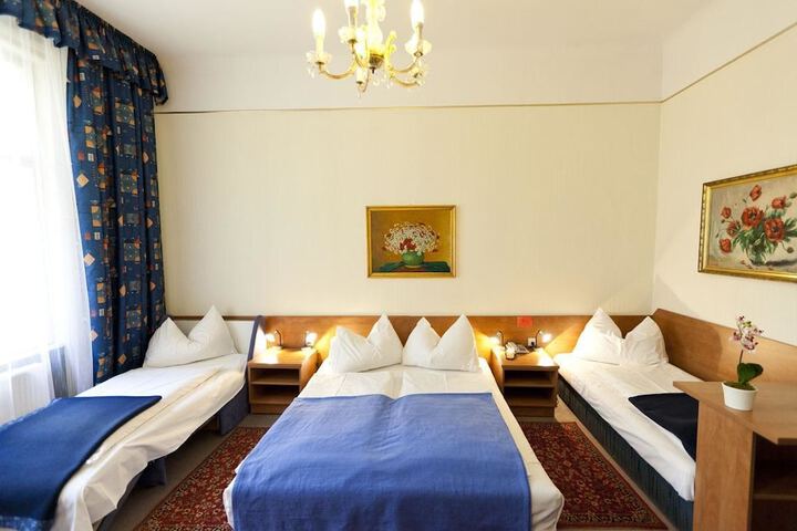 Room 6 of 33