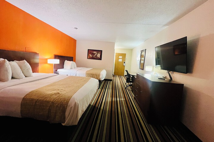 1 Queen Bed (3 of 17)