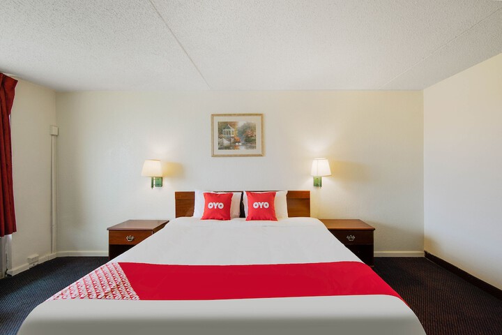 1 King Bed (2 of 9)