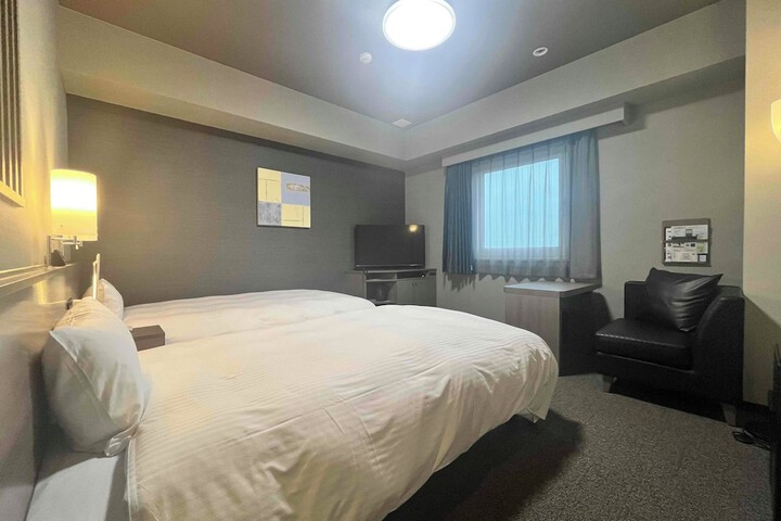 Room 11 of 37