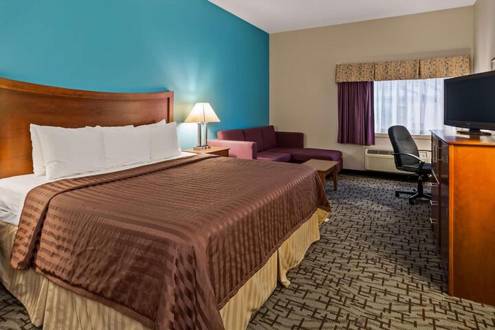 Suite 1 King Bed Microwave and Refrigerator Sofa WiFi Continental Breakfast (4 of 4)