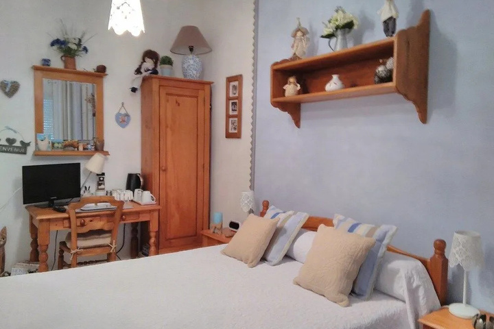 Room 5 of 9