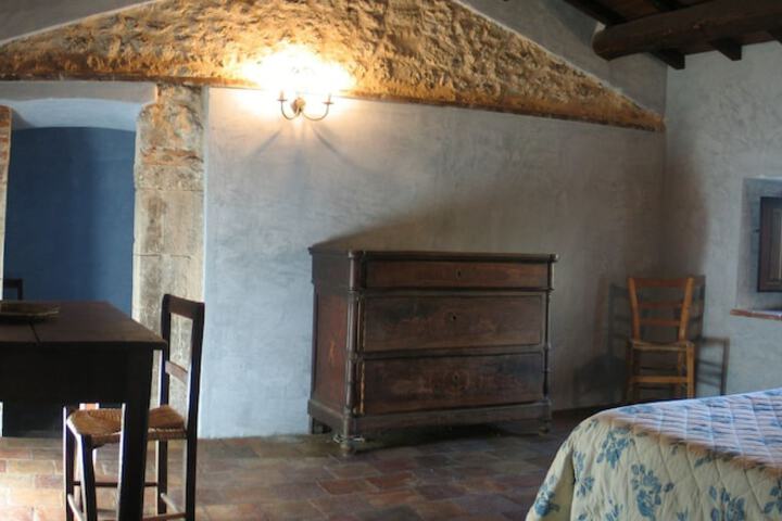 Room 2 of 32