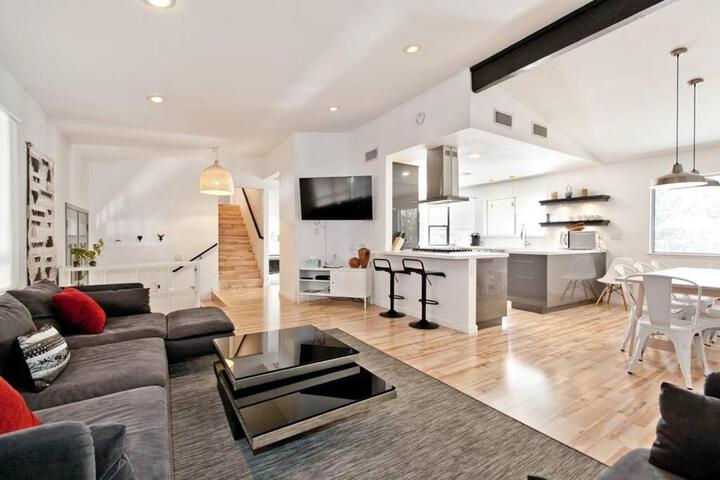 Bright Modern 4BR with Beautiful Backyard & Pool!