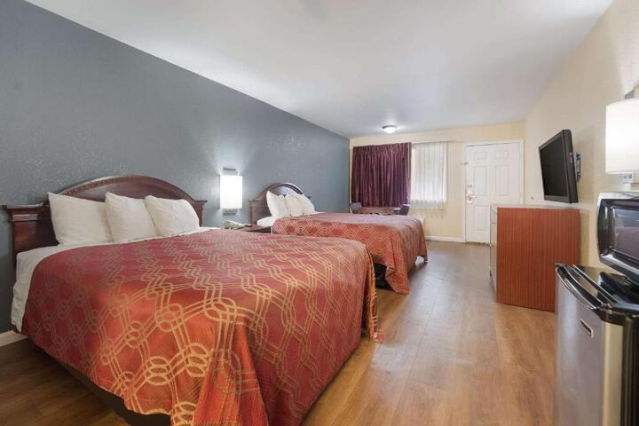2 Queen Beds (8 of 13)