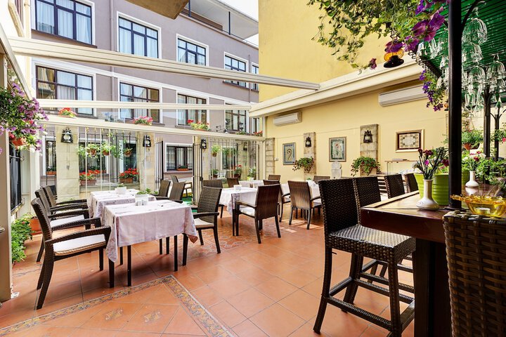 Hotel Exterior 69 of 76