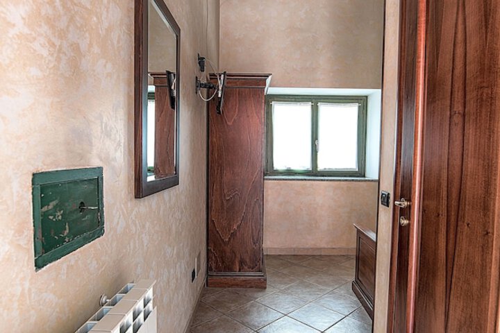 Room 4 of 38
