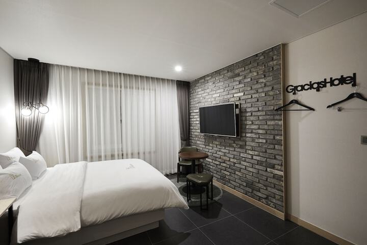 Room 6 of 110