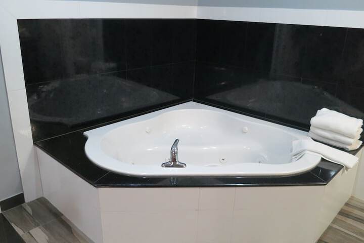 Jetted tub