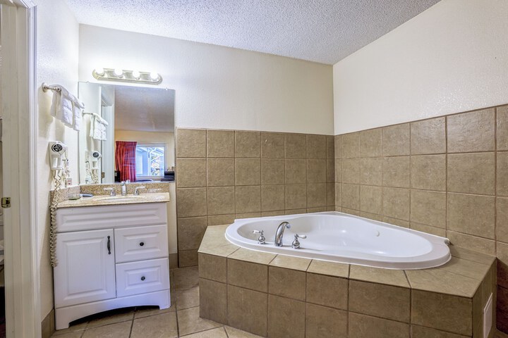 Jetted tub