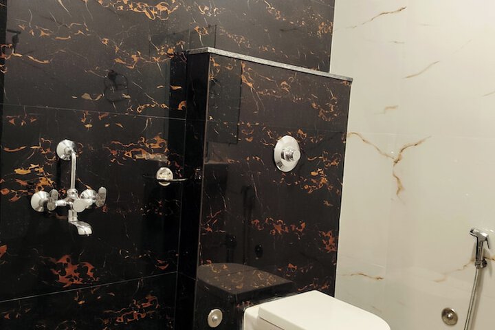 Room 10 of 13