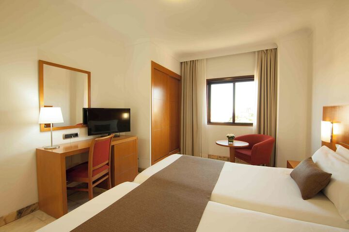 Room 10 of 33