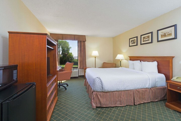 1 King Bed (4 of 14)