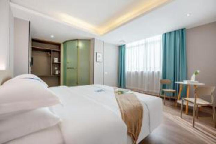 Room 7 of 9