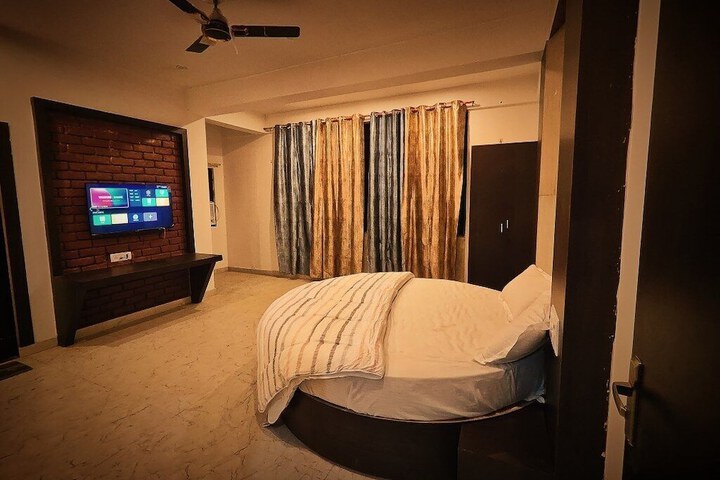Room 5 of 14