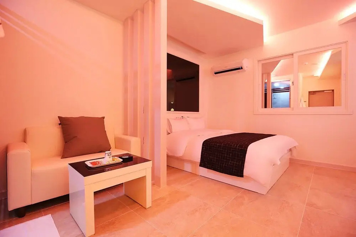 Room 6 of 12